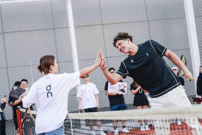 的话语中透 的话语中透